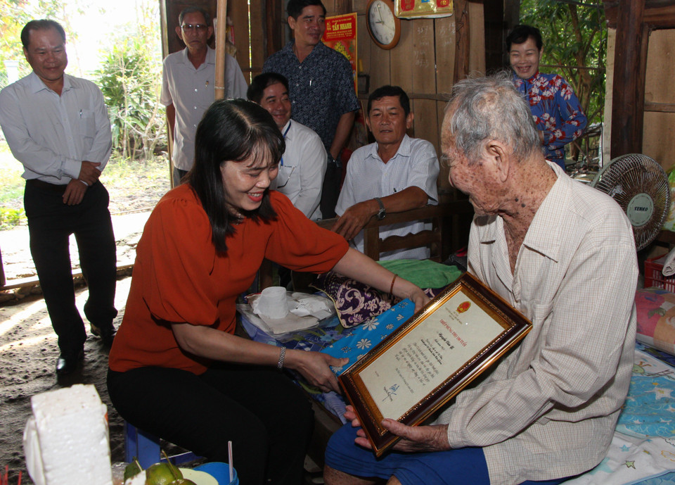 Phó Chủ tịch Ủy ban Nhân dân tỉnh Hậu Giang Hồ Thu Ánh tặng quà và thiếp mừng thọ 100 tuổi tới cụ Nguyễn Văn Y (ấp 6, xã Vị Tân). (Ảnh: Hồng Thái/TTXVN)