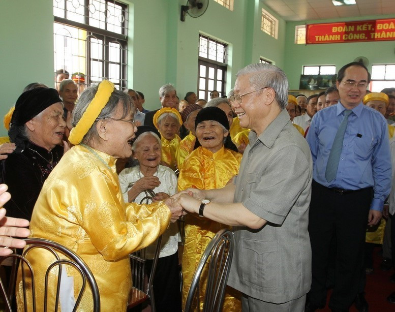 Tổng Bí thư Nguyễn Phú Trọng gặp gỡ người cao tuổi tại Ngày hội đại đoàn kết toàn dân tộc của khu dân cư Trai Trang, thị trấn Yên Mỹ, huyện Yên Mỹ, tỉnh Hưng Yên (2013). (Ảnh: Trí Dũng/TTXVN)