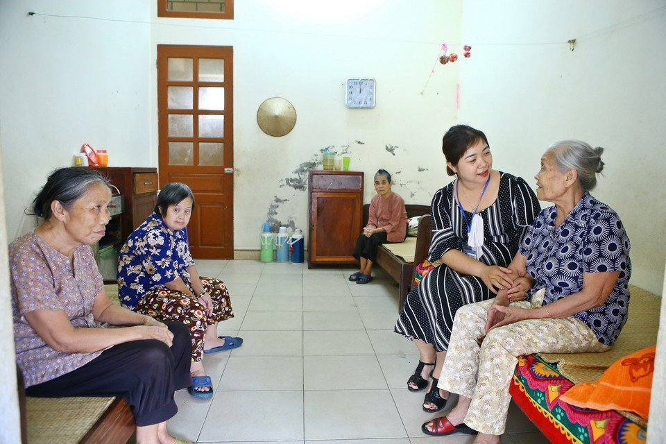 Chăm sóc người già cô đơn tại Trung tâm Công tác xã hội tỉnh Hòa Bình. (Ảnh: Minh Quyết/TTXVN)