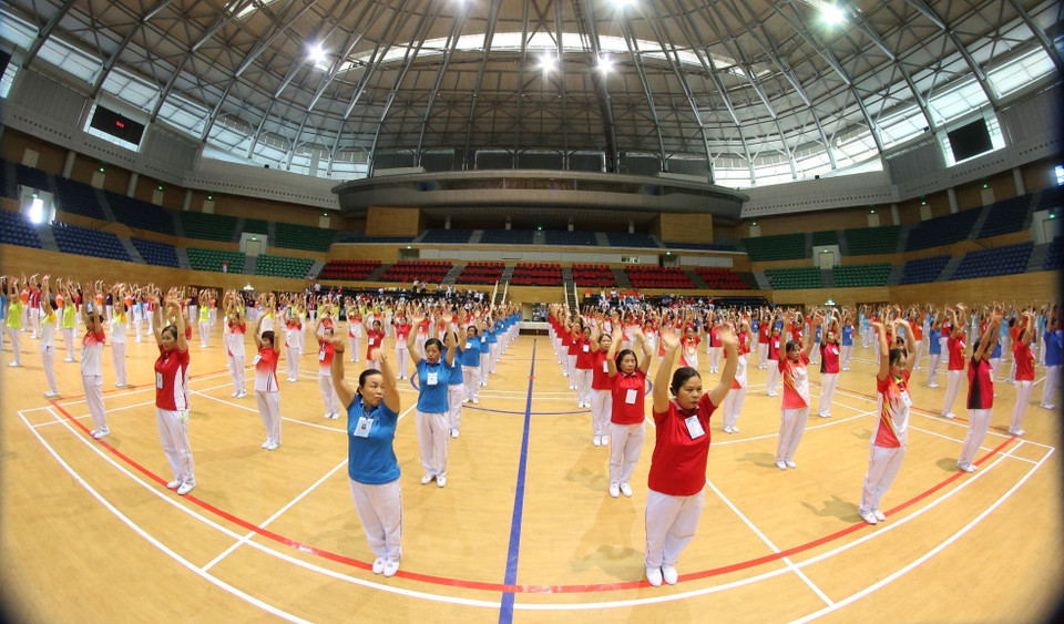 Vận động viên đồng diễn thể dục dưỡng sinh tại lễ khai mạc Giải cúp các câu lạc bộ thể dục dưỡng sinh toàn quốc năm 2019 tại Đà Nẵng. (Ảnh: Trần Lê Lâm/TTXVN)