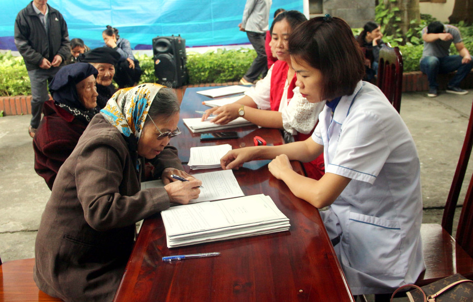 Bệnh viện Đa khoa tỉnh Tuyên Quang phối hợp với bệnh viện Mắt Trung ương, Hội Chữ thập Đỏ tỉnh Tuyên Quang và Quỹ Thiện Tâm - Tập đoàn Vingroup tổ chức Chương trình phẫu thuật nhân đạo thay thủy tinh thể miễn phí cho 500 người cao tuổi có hoàn cảnh khó khăn trên địa bàn tỉnh. (Ảnh: Quang Cường/TTXVN)