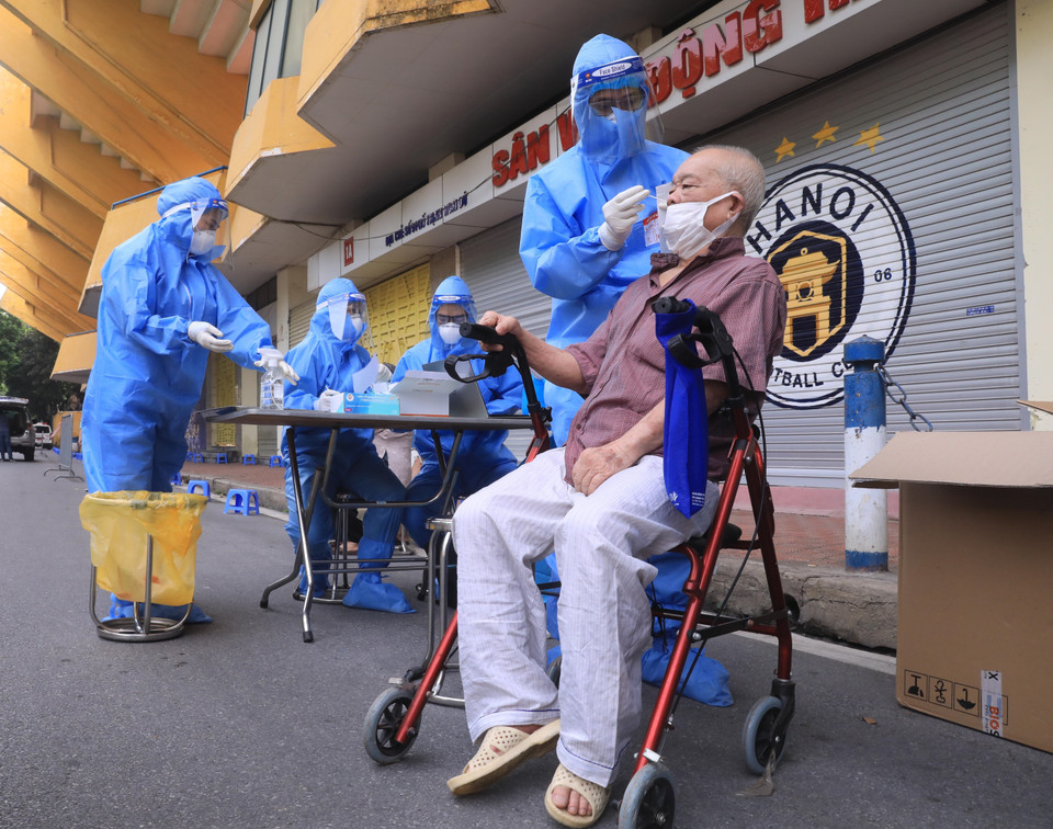 Người dân được xét nghiệm trước khi tiêm vaccine phòng COVID-19. (Ảnh: Lâm Khánh/TTXVN)