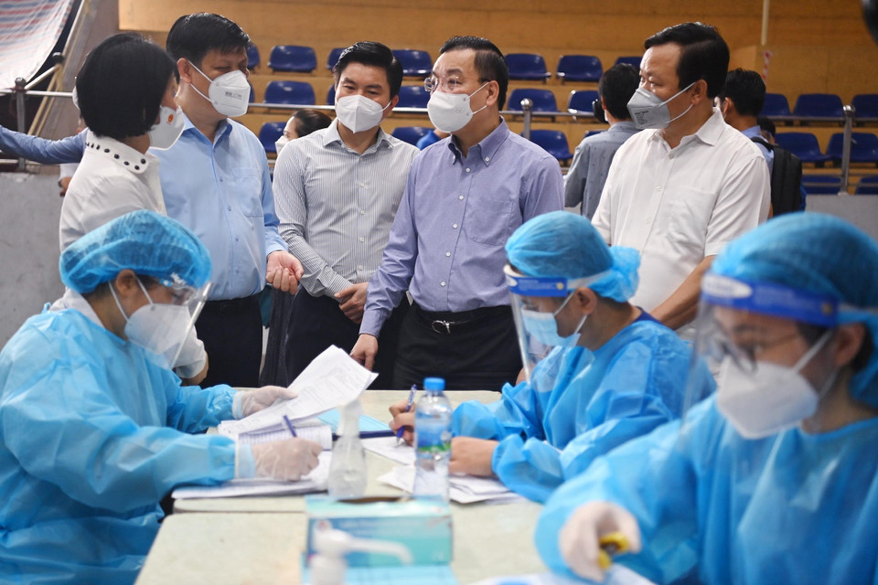 Bộ trưởng Bộ Y tế Nguyễn Thanh Long và Chủ tịch Ủy ban Nhân dân thành phố Hà Nội Chu Ngọc Anh kiểm tra việc tiêm vaccine phòng COVID-19 cho người dân. (Ảnh: Lâm Khánh/TTXVN)