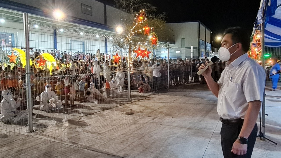 Phó Chủ tịch Ủy ban Nhân dân tỉnh Bình Dương Nguyễn Lộc Hà phát biểu động viên đến các cháu nhỏ đang điều trị tại Bệnh viện Thới Hòa đón một mùa Trung Thu đặc biệt trong hoàn cảnh dịch COVID-19. (Ảnh: TTXVN)