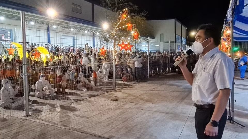 Phó Chủ tịch Ủy ban Nhân dân tỉnh Bình Dương Nguyễn Lộc Hà phát biểu động viên đến các cháu nhỏ đang điều trị tại Bệnh viện Thới Hòa đón một mùa Trung Thu đặc biệt trong hoàn cảnh dịch COVID-19. (Ảnh: TTXVN)