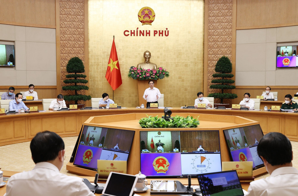 Thủ tướng Phạm Minh Chính đề nghị các cấp, các ngành nỗ lực nhanh chóng kiểm soát dịch bệnh, nghiên cứu giải pháp thích ích an toàn trong điều kiện mới; xây dựng kịch bản khôi phục, phát triển kinh tế trong tình hình mới. (Ảnh: Dương Giang/TTXVN)