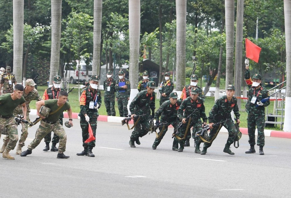 Các đội tuyển cơ động ra vị trí thi bắn tỉa. (Ảnh: TTXVN phát)