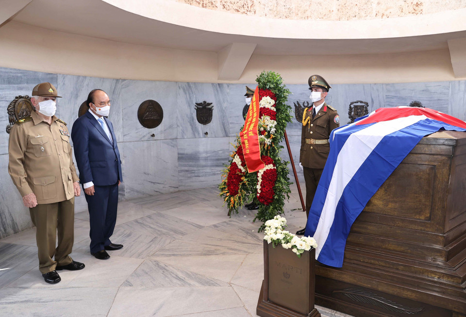 Chủ tịch nước Nguyễn Xuân Phúc đặt vòng hoa tại Khu tưởng niệm Anh hùng dân tộc Jose Marti ở thành phố Santiago. (Ảnh: Thống Nhất/TTXVN)