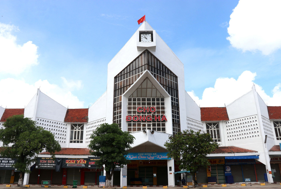 Các quầy hàng ở chợ Đông Hà phía mặt đường Lê Duẩn đóng cửa để phòng, chống dịch COVID-19. (Ảnh: Nguyên Lý/TTXVN)