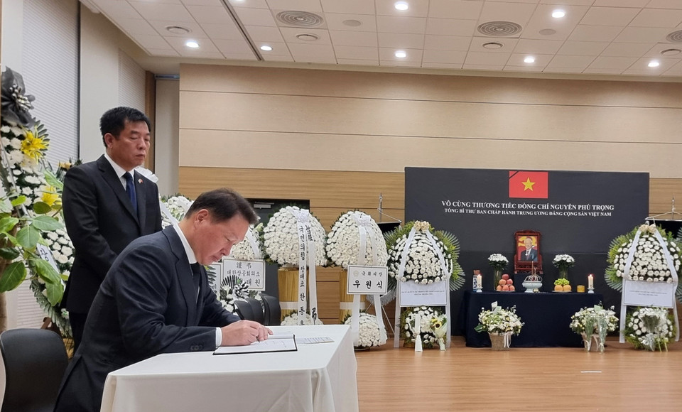 Chiều 25/7/2024, các tập đoàn lớn của Hàn Quốc, hãng tin truyền thông, cán bộ Việt Nam đang công tác tại Hàn Quốc, các hội đoàn người Việt, dòng họ Lý và các gia đình kiều bào tới viếng và ghi sổ tang tưởng niệm đồng chí Nguyễn Phú Trọng, Tổng bí thư Ban Chấp hành Trung ương Đảng Cộng sản Việt Nam tại thủ đô Seoul, Hàn Quốc. Trong ảnh: Chủ tịch Tập đoàn SK Chey Tae-won, Chủ tịch Phòng Thương mại và Công nghiệp Hàn Quốc (KCCI) đến viếng. (Ảnh: Đức Thắng/TTXVN)