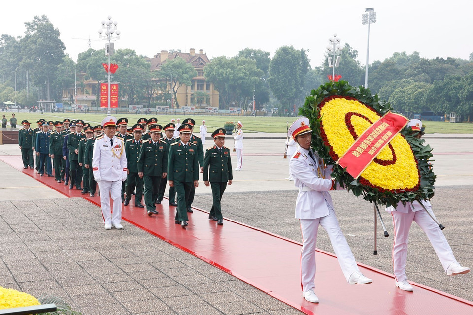 Đoàn đại biểu Quân uỷ Trung ương và Bộ Quốc phòng đặt vòng hoa, vào Lăng viếng Chủ tịch Hồ Chí Minh. (Ảnh: Doãn Tấn/TTXVN)