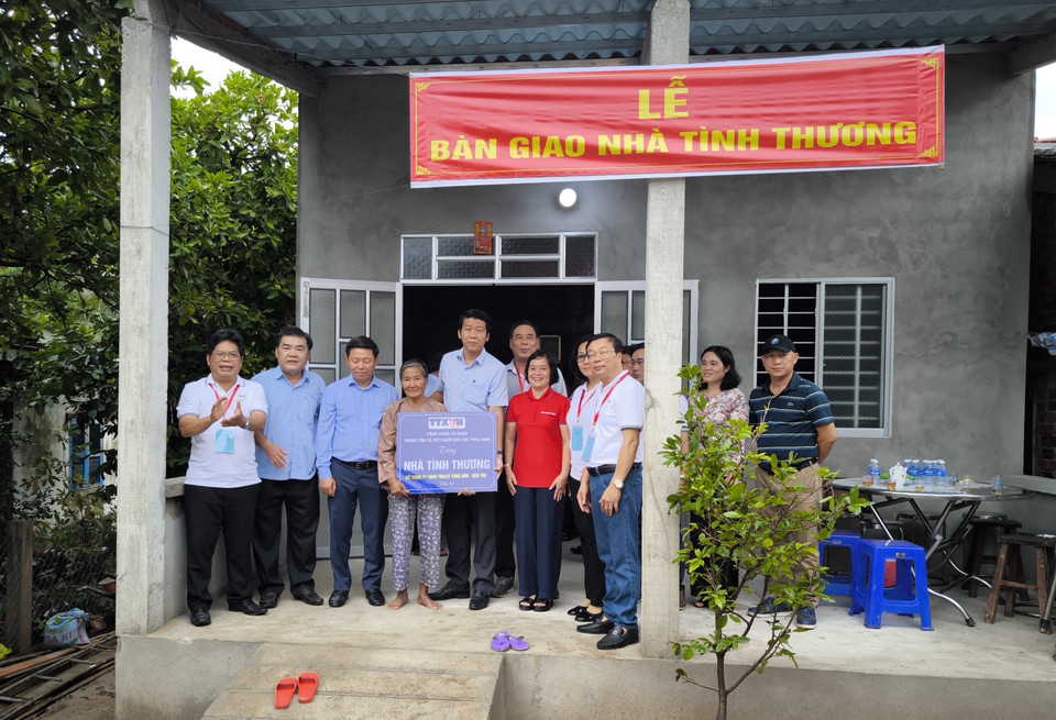 Bàn giao nhà tình thương cho người dân có hoàn cảnh khó khăn về nhà ở. (Ảnh: Huỳnh Phúc Hậu/TTXVN)