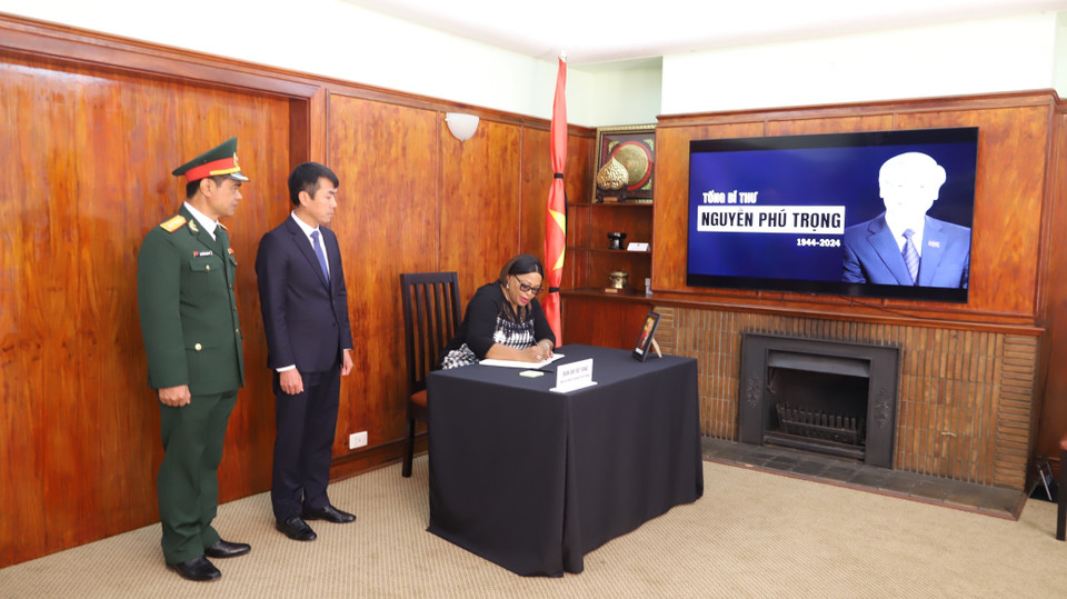 Phó Tổng thư ký thứ nhất Đảng Đại hội dân tộc Phi (ANC), bà Nomvula Mokonyane viếng và ghi sổ tang tưởng niệm Tổng Bí thư Nguyễn Phú Trọng. (Ảnh: Nguyễn Hoàng Minh/TTXVN)
