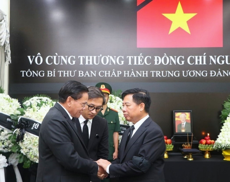 Ngày 25/7/2024, Đại sứ Lào tại Campuchia Buakeo Phumvongsay đến viếng Tổng Bí thư Nguyễn Phú Trọng tại Đại sứ quán Việt Nam ở thủ đô Phnom Penh. (Ảnh: Quang Anh/TTXVN)