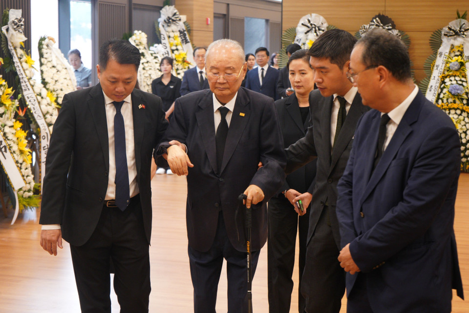 Tập đoàn Charmvit Group do ông Lee Dae Bong, chủ tịch tập đoàn (người thứ hai từ trái sang), đến viếng. (Ảnh: Đức Thắng/TTXVN)
