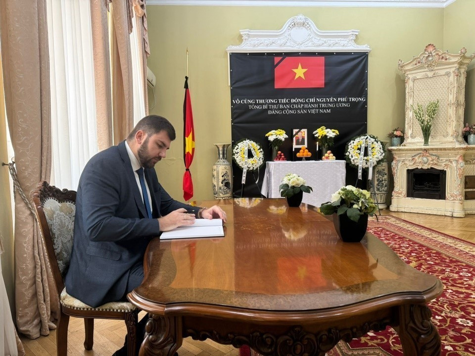 Đại sứ Serbia tại Romania Stefan Tomasevic ghi sổ tang. (Ảnh: TTXVN phát)