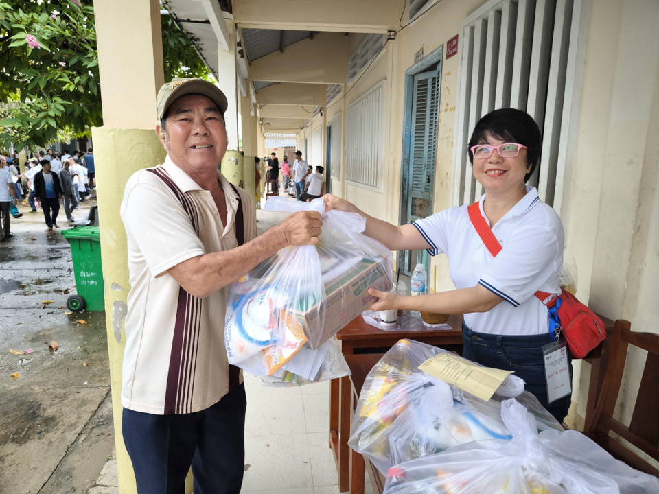 Tặng quà cho người dân sau khi khám bệnh. (Ảnh: Huỳnh Phúc Hậu/TTXVN)