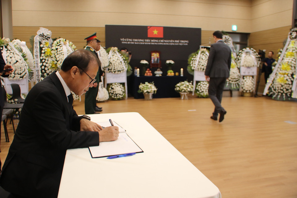 Đại diện dòng họ Lý gốc Việt đang sinh sống tại Hàn Quốc do ông Lý Huân làm trưởng đoàn đến viếng. (Ảnh: Đức Thắng/TTXVN)