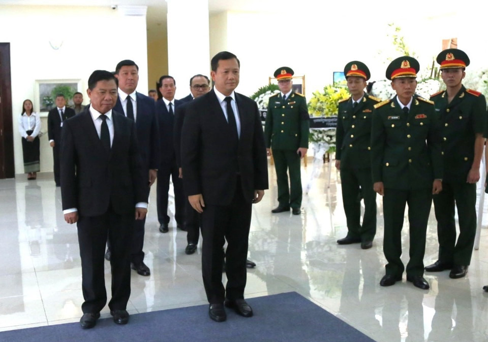 Thủ tướng Samdech Thipadei Hun Manet (bên phải) dẫn đầu đoàn cấp cao Chính phủ Hoàng gia Campuchia và Đại sứ Việt Nam vào viếng Tổng Bí thư Nguyễn Phú Trọng. (Ảnh: TTXVN phát)