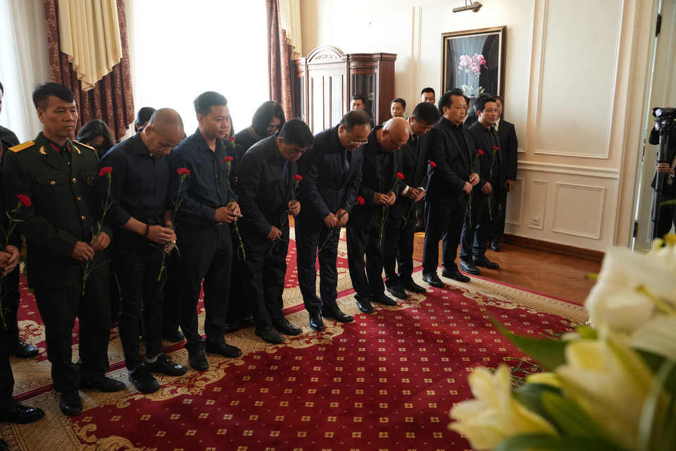 Hội người Việt Nam tại Liên bang Nga viếng Tổng Bí thư Nguyễn Phú Trọng. (Ảnh: Duy Trinh/TTXVN)