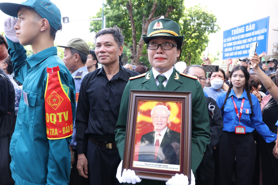 Người dân tiễn biệt Tổng Bí thư Nguyễn Phú Trọng trên đường Lê Thánh Tông, Hà Nội. (Ảnh: TTXVN)