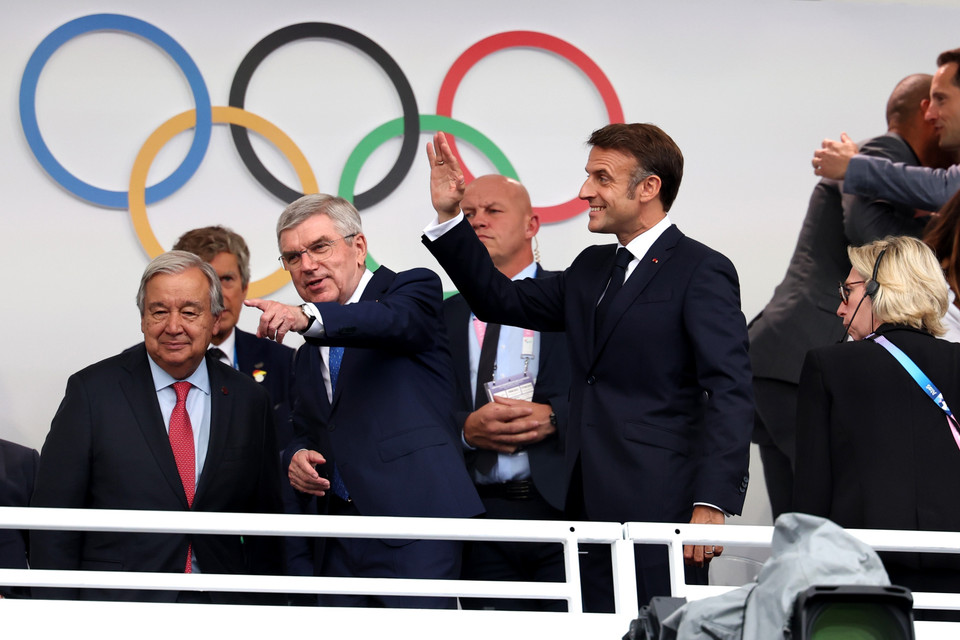 Tổng Thư ký Liên hợp quốc Antonio Guterres (trái), Chủ tịch Ủy ban Olympic quốc tế (IOC) Thomas Bach (giữa) và Tổng thống Pháp Emmanuel Macron (phải) dự Lễ Khai mạc Olympic Paris 2024. (Ảnh: THX/TTXVN)