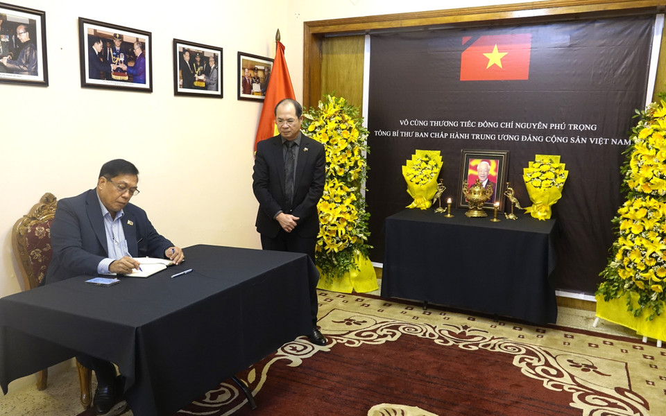 Ông Leo Tito L. Ausan, Jr., Đại sứ Philippines tại Bangladesh ghi sổ tang tiễn biệt Tổng Bí thư Nguyễn Phú Trọng. (Ảnh TTXVN)