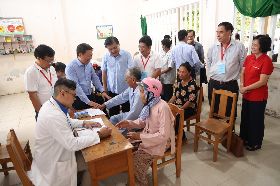 Khám bệnh cho người dân. (Ảnh: Huỳnh Phúc Hậu/TTXVN)