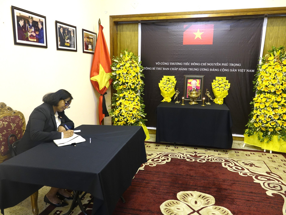 Bà Sheela Pillai, Đại biện Lâm thời, Cao ủy Singapore tại Bangladesh viếng và ghi sổ tang tiễn biệt Tổng Bí thư Nguyễn Phú Trọng. (Ảnh TTXVN)