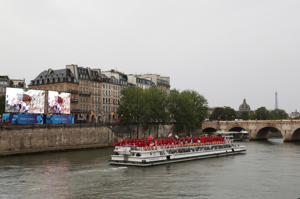 Thuyền chở các đoàn thể thao diễu hành trên sông Seine trong Lễ Khai mạc Olympic Paris 2024. (Ảnh: THX/TTXVN)