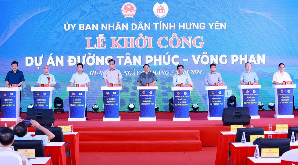 Thủ tướng Phạm Minh Chính và các đại biểu khởi công dự án đường Tân Phúc-Võng Phan. (Ảnh: Dương Giang/TTXVN)
