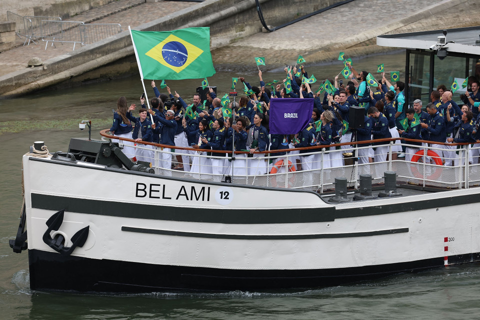 Thuyền chở đoàn thể thao Brazil diễu hành trên sông Seine trong Lễ Khai mạc Olympic Paris 2024. (Ảnh: THX/TTXVN)