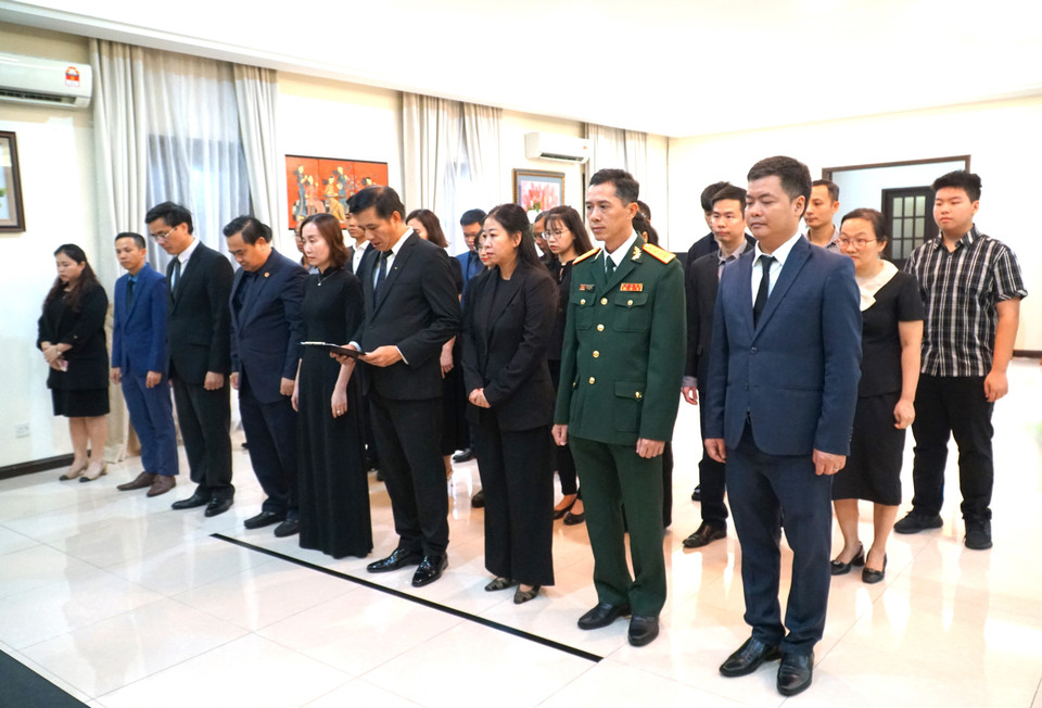 Toàn thể cán bộ, nhân viên Đại sứ quán cùng các cơ quán cùng các cơ quan đại diện Việt Nam tại Malaysia và gia đình dành một phút mạc niệm, tưởng nhớ và tiễn biệt Tổng Bí thư Nguyễn Phú Trọng. (Ảnh: Hằng Linh/TTXVN)