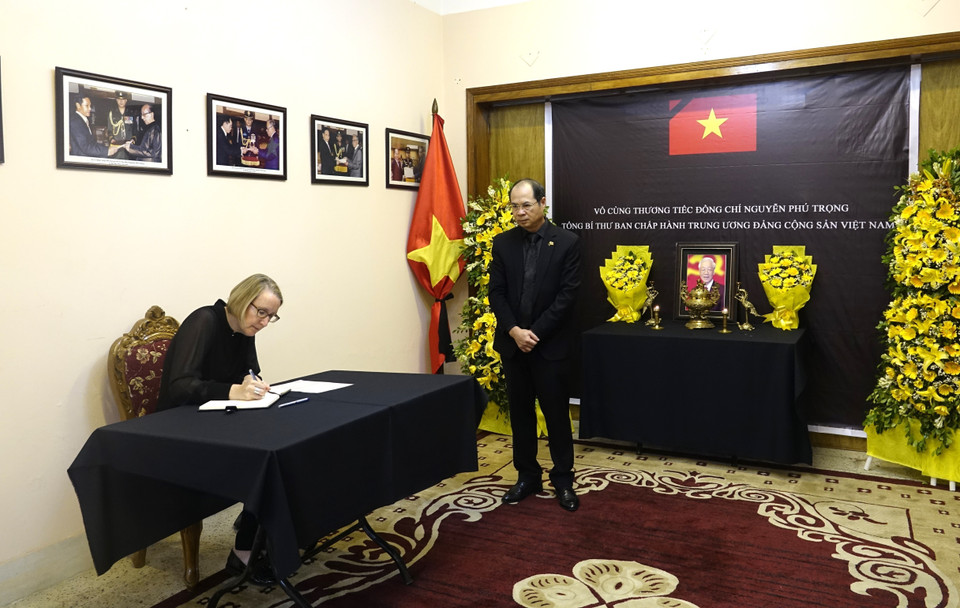 Bà Sarah Cooke, Cao ủy Anh tại Bangladesh ghi sổ tang. (Ảnh TTXVN)
