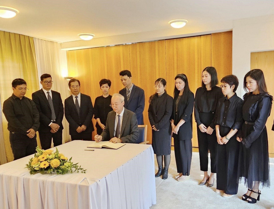 Ngày 25/7/2024, Đại sứ quán Việt Nam tại Bern đã trang trọng tổ chức lễ viếng và mở sổ tang tưởng niệm đồng chí Nguyễn Phú Trọng, Tổng Bí thư Ban Chấp hành Trung ương Đảng Cộng sản Việt Nam. Trong ảnh: Đại sứ Phùng Thế Long cùng cán bộ Đại sứ quán Việt Nam tại Thụy Sĩ ghi sổ tang tưởng niệm Tổng Bí thư Nguyễn Phú Trọng. (Ảnh: TTXVN phát)