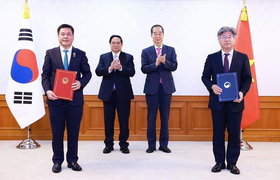 Thủ tướng Phạm Minh Chính và Thủ tướng Han Duck Soo chứng kiến trao Bản ghi nhớ về hợp tác giữa Ủy ban Cạnh tranh Quốc gia Việt Nam và Ủy ban Thương mại Công bằng Hàn Quốc. (Ảnh: Dương Giang/TTXVN)