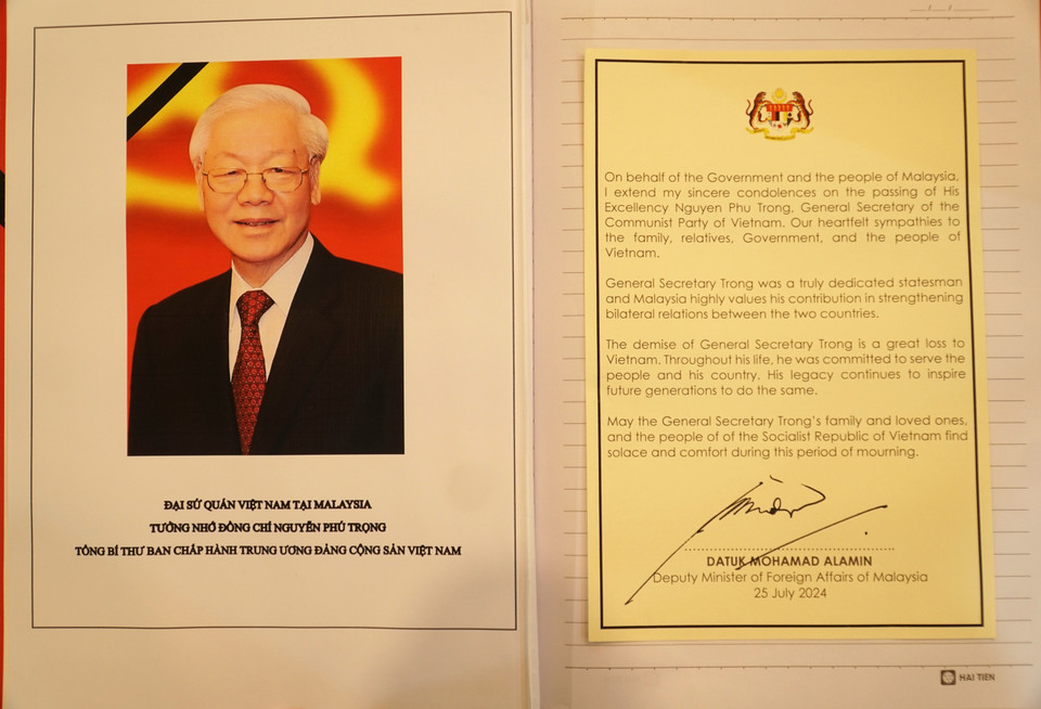 Ngày 25/7/2024, Đại sứ quán Việt Nam tại Malaysia đã trang trọng tổ chức lễ viếng di ảnh và mở sổ tang tưởng niệm Tổng Bí thư Ban chấp hành Trung ương Đảng Cộng sản Việt Nam Nguyễn Phú Trọng. Trong ảnh: Lời chia buồn của Thứ trưởng Bộ Ngoại giao Malaysia Mohamad Alamin. (Ảnh: Hằng Linh/TTXVN)