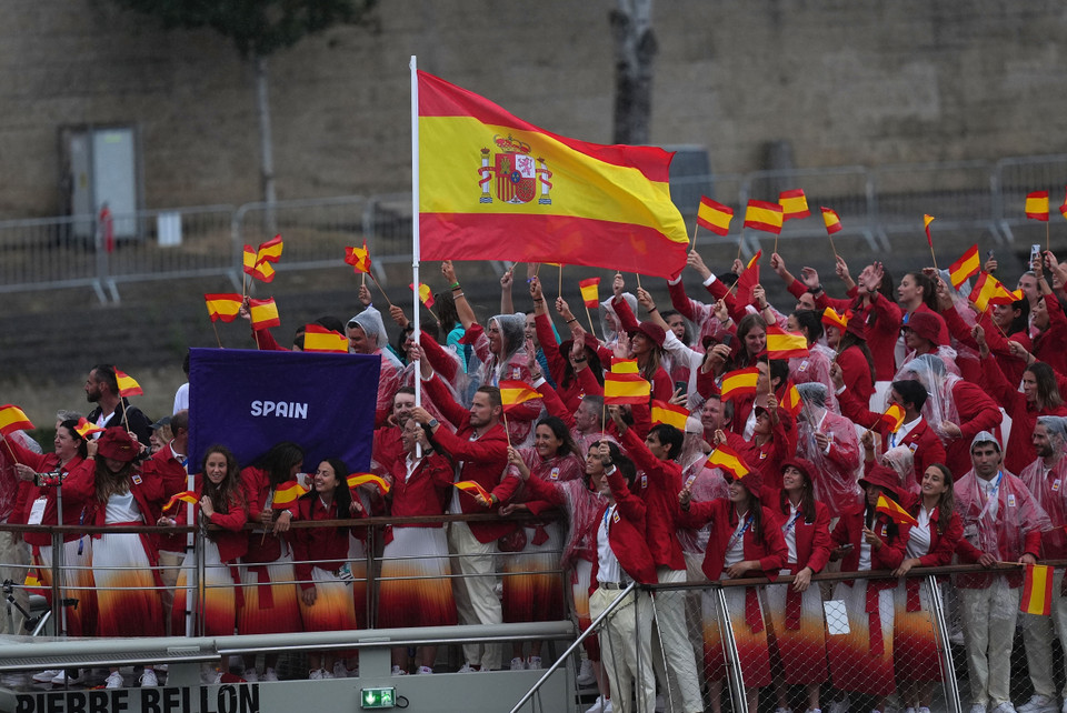 Thuyền chở phái đoàn Tây Ban Nha diễu hành trên sông Seine trong Lễ Khai mạc Olympic Paris 2024. (Ảnh: THX/TTXVN)