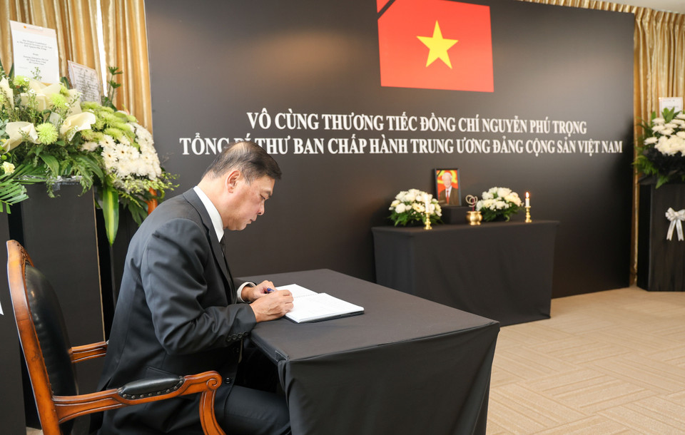 Ngày 25/7/2024, Đại sứ quán Việt Nam tại Singapore đã trang trọng tổ chức lễ viếng di ảnh và mở sổ tang tưởng niệm Tổng Bí thư Ban chấp hành Trung ương Đảng Cộng sản Việt Nam Nguyễn Phú Trọng. Trong ảnh: Đại sứ Mai Phước Dũng ghi sổ tang viếng Tổng Bí thư Nguyễn Phú Trọng. (Ảnh: Lê Dương/TTXVN)