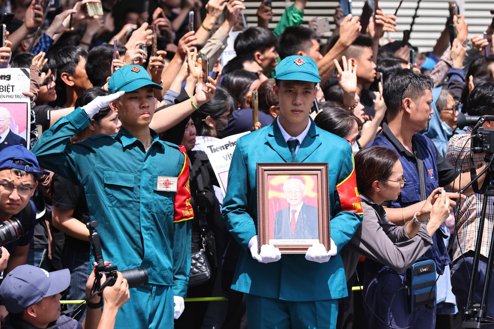 Người dân tiễn biệt Tổng Bí thư Nguyễn Phú Trọng trên đường Lê Thánh Tông, Hà Nội. (Ảnh: TTXVN)