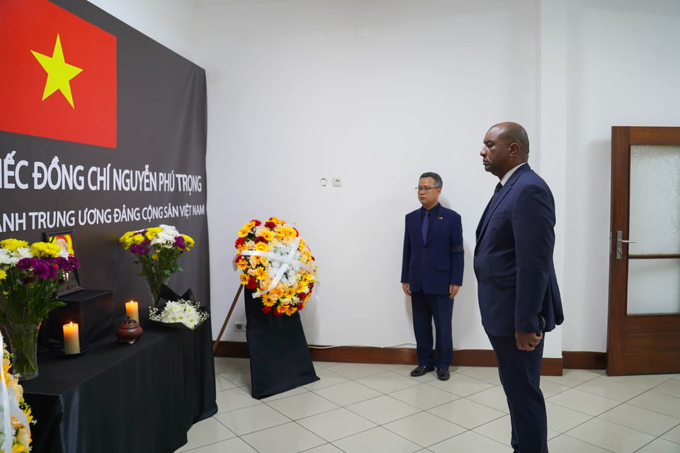 Đại sứ Cuba tại Angola Oscar Leon Gonzalez viếng Tổng Bí thư Nguyễn Phú Trọng. (Ảnh: TTXVN)