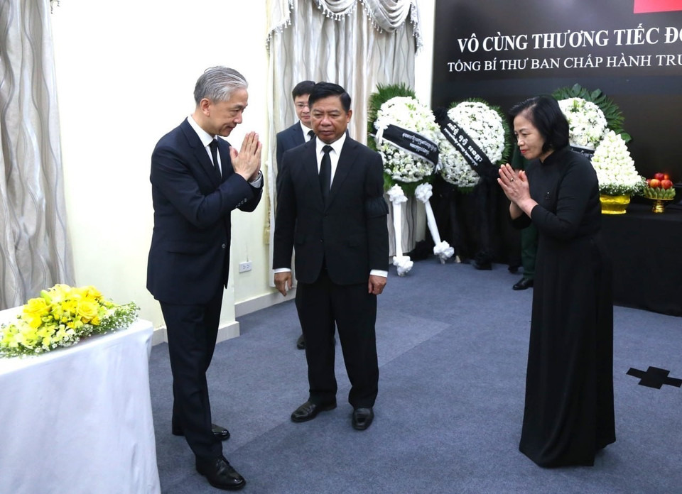 Ngày 25/7/2024, Đại sứ Trung Quốc tại Campuchia Uông Văn Bân viếng Tổng Bí thư Nguyễn Phú Trọng tại Đại sứ quán Việt Nam ở thủ đô Phnom Penh. (Ảnh: TTXVN phát)