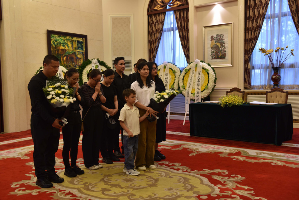 Đoàn cộng đồng người Việt tại Bắc Kinh đến viếng Tổng Bí thư Nguyễn Phú Trọng. (Ảnh: Hải Yến/TTXVN)