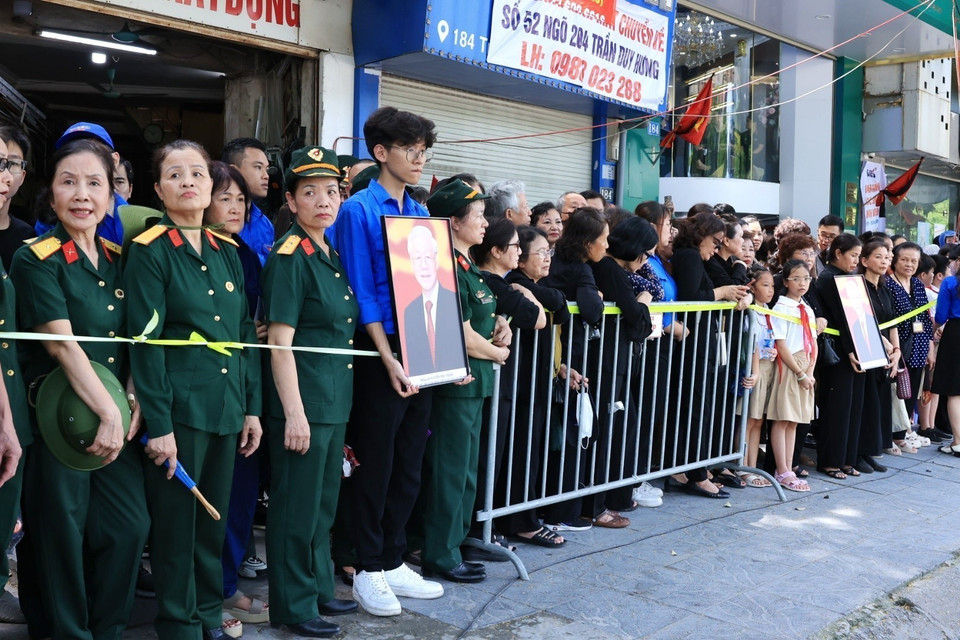 Người dân tập trung hai bên đường đưa tiễn linh cữu Tổng Bí thư Nguyễn Phú Trọng. (Ảnh: TTXVN)