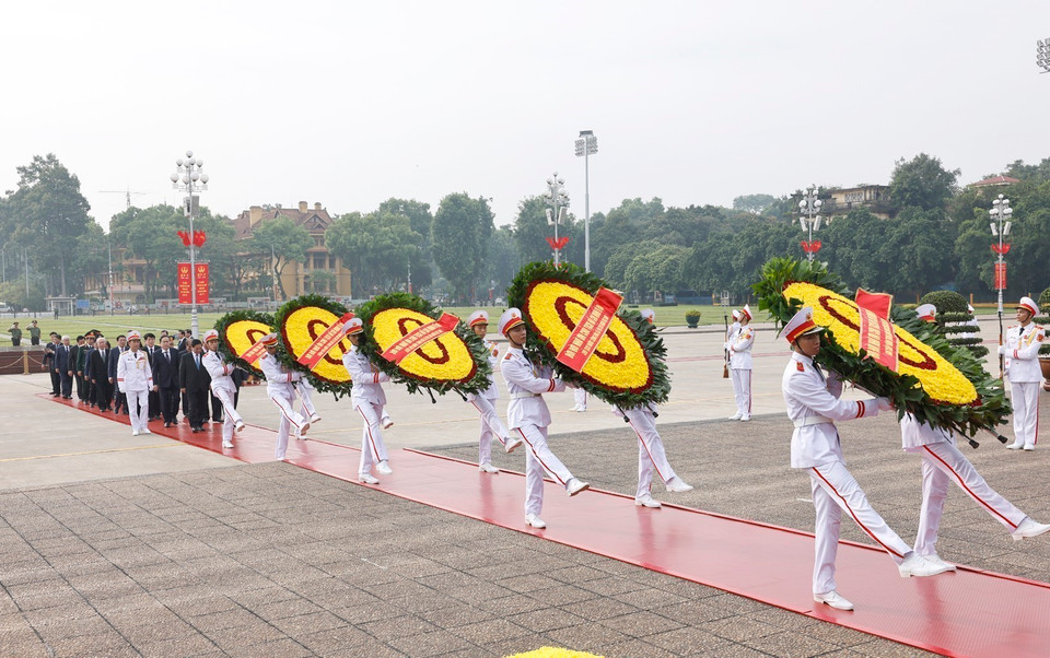 Đoàn đại biểu Ban Chấp hành Trung ương Đảng, Chủ tịch nước, Quốc hội, Chính phủ, Ủy ban Trung ương Mặt trận Tổ quốc Việt Nam đặt vòng hoa, vào Lăng viếng Chủ tịch Hồ Chí Minh. (Ảnh: Doãn Tấn/TTXVN)