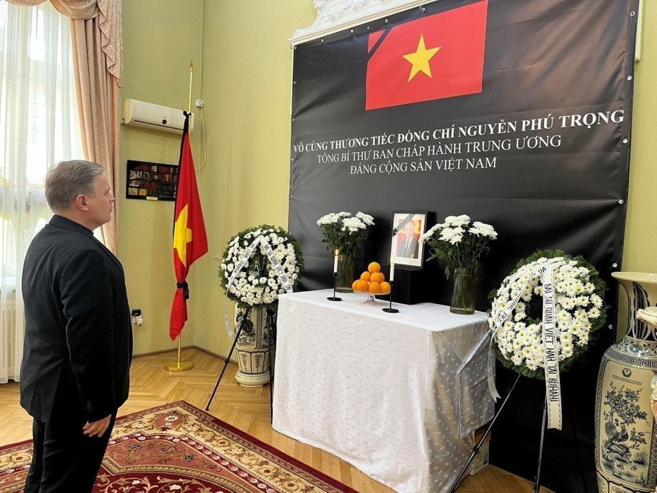 Đại biện Tòa thánh Vatican tại Romania Tuomo T. Vimpari viếng Tổng Bí thư Nguyễn Phú Trọng tại Đại sứ quán Việt Nam ở Romania. (Ảnh: TTXVN phát)