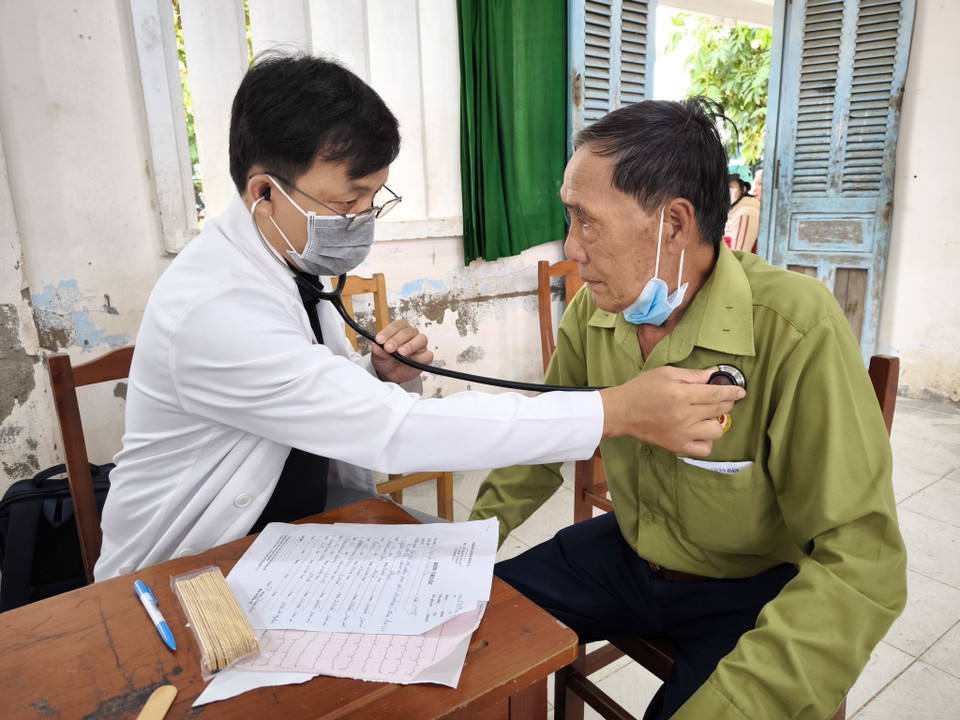 Khám bệnh cho người dân. (Ảnh: Huỳnh Phúc Hậu/TTXVN)