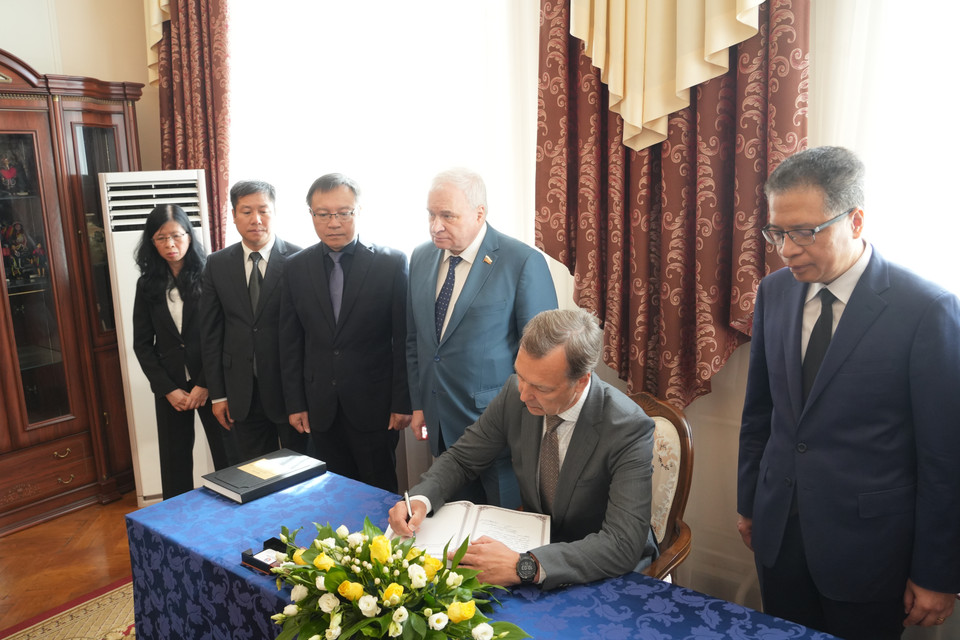 Phó Chủ tịch thứ nhất Hội đồng Liên bang (Thượng viện) Aleksey Yatskin ghi sổ tang. (Ảnh: Duy Trinh/TTXVN)