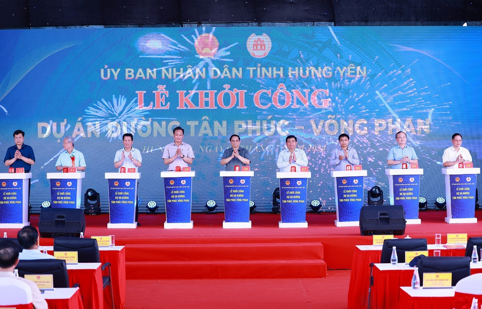 Thủ tướng Phạm Minh Chính và các đại biểu khởi công dự án đường Tân Phúc-Võng Phan. (Ảnh: Dương Giang/TTXVN)