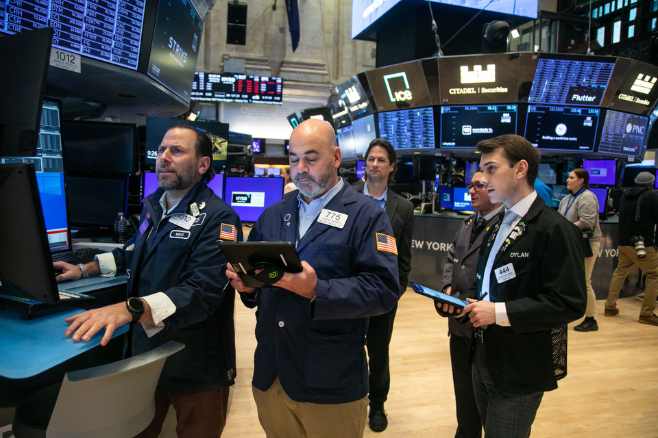 Hai chỉ số chứng khoán S&amp;P 500 và Nasdaq đã thiết lập mức kỷ lục mới, trước khi thị trường chứng khoán Mỹ bước vào kỳ nghỉ lễ Quốc khánh 4/7/2024. Chốt phiên giao dịch ngày 3/7, chỉ số Nasdaq tăng 159 điểm (0,88%) lên 18.188,30 điểm, chỉ số S&amp;P 500 tăng 28,01 điểm (0,51%), lên mốc 5.537,02 điểm. Ảnh: Giao dịch viên làm việc tại sàn giao dịch chứng khoán New York, Mỹ. (Ảnh: THX/TTXVN)